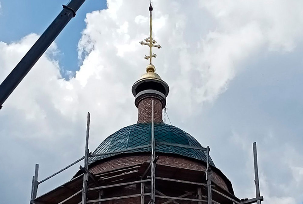 На возрождающийся храм села Водоватово подняты купол и крест