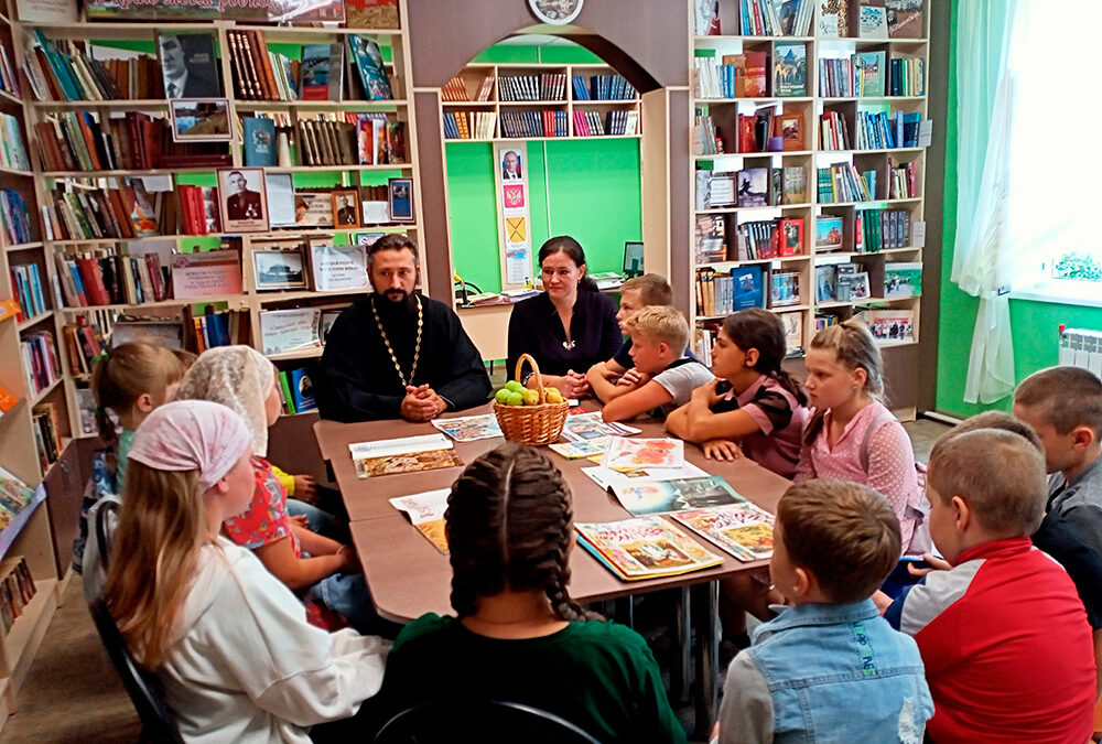 В Водоватовской библиотеке состоялась беседа с детьми «Три великих Спаса»
